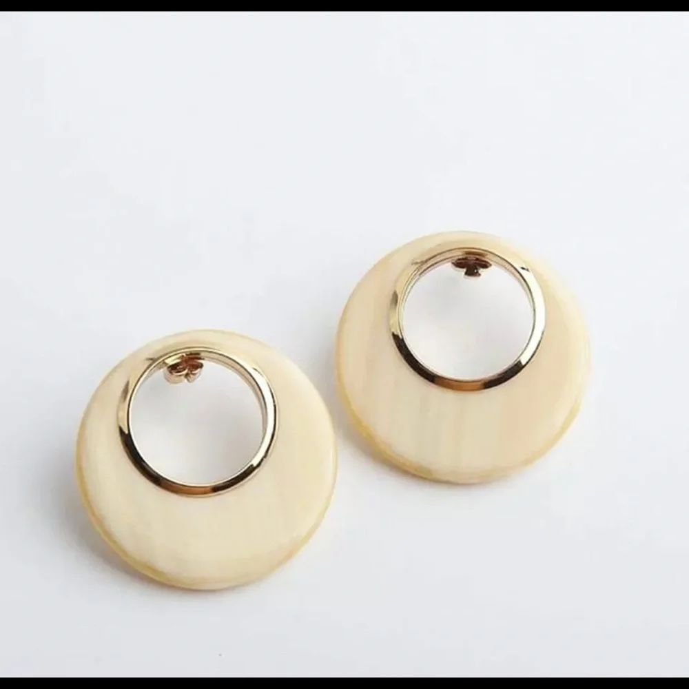 NWT Kate Spade Gold Plated and Horn/Cream Marble On The Dot Stud Hoop Earrings - Picture 2 of 5